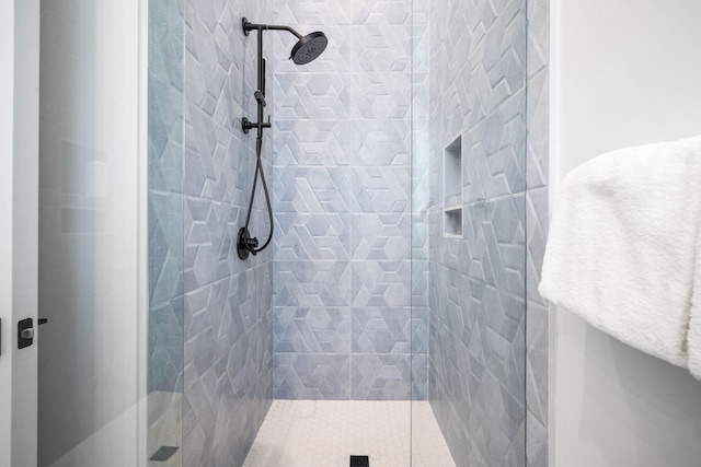 bathroom featuring tiled shower