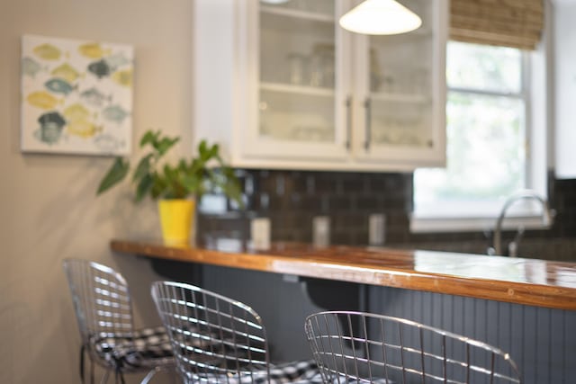 kitchen with decorative backsplash