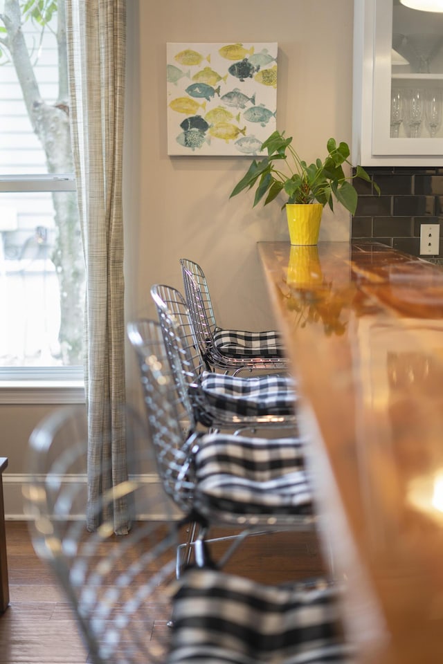 details featuring tasteful backsplash and indoor bar