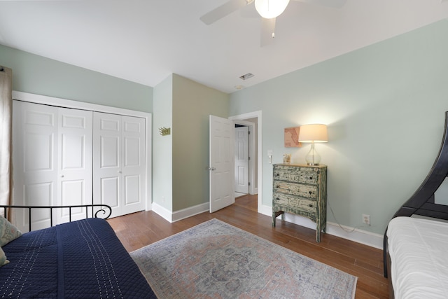 bedroom featuring ceiling fan, dark hardwood / wood-style floors, and a closet