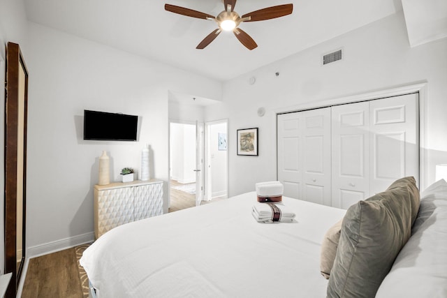 bedroom featuring baseboards, visible vents, ceiling fan, wood finished floors, and a closet