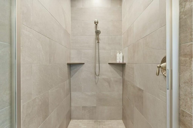 bathroom featuring tiled shower