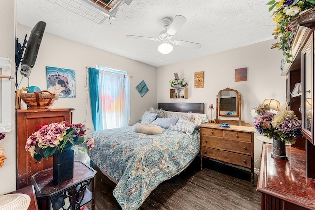 bedroom with ceiling fan, dark hardwood / wood-style floors, and a textured ceiling