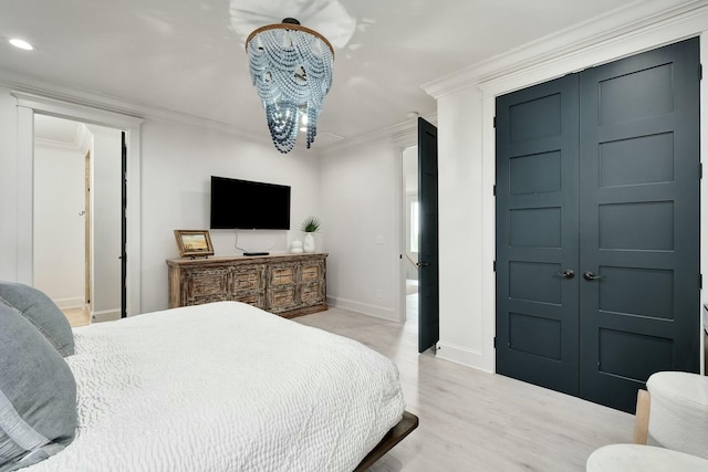 bedroom featuring light wood-style flooring, recessed lighting, a closet, crown molding, and baseboards