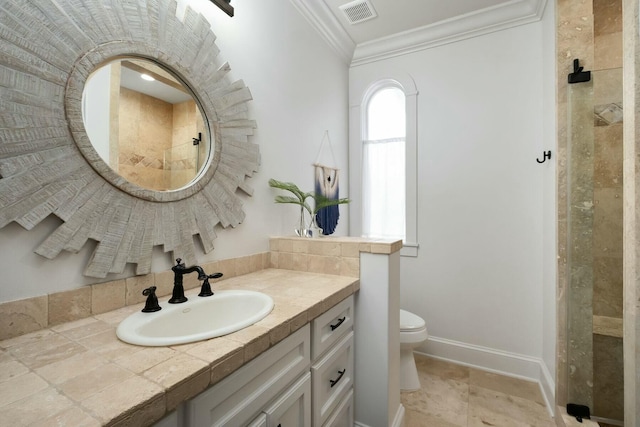 bathroom featuring baseboards, visible vents, a tile shower, crown molding, and toilet