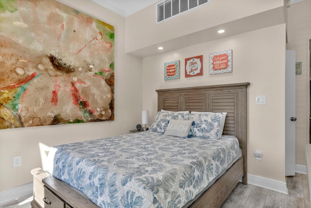 909 Santa Rosa Blvd Unit 611, Fort Walton Beach, FL 32548 - bedroom featuring light wood-style floors, baseboards, visible vents, and ornamental molding
