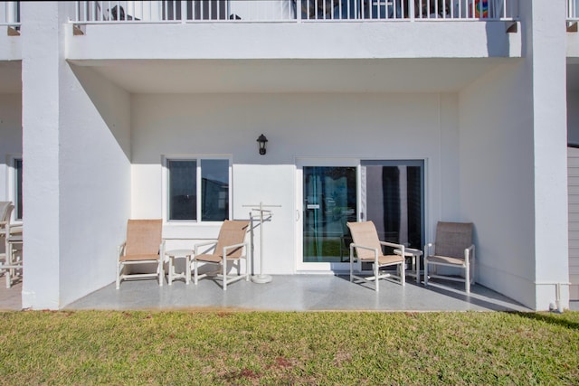 909 Santa Rosa Blvd Unit 611, Fort Walton Beach, FL 32548 - rear view of house featuring a yard, a patio, and stucco siding