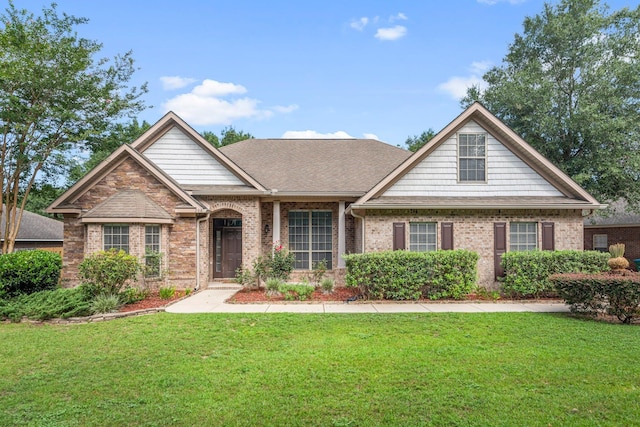 view of front of property featuring a front yard