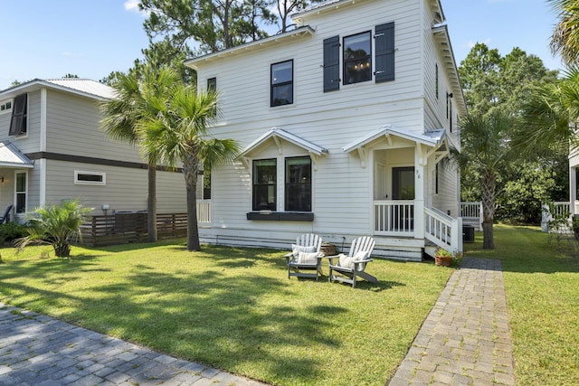 view of front of house featuring fence and a front lawn