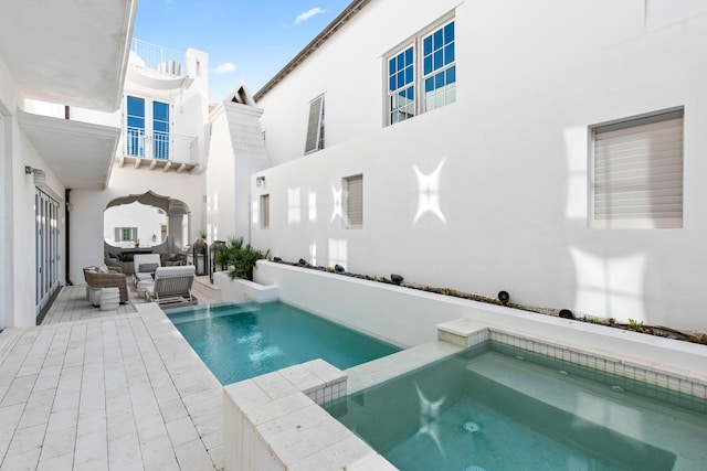 view of pool featuring outdoor lounge area and an in ground hot tub