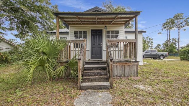 view of front facade with a front yard