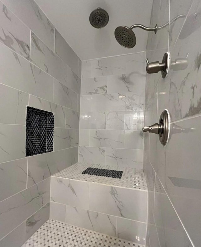 bathroom featuring a tile shower