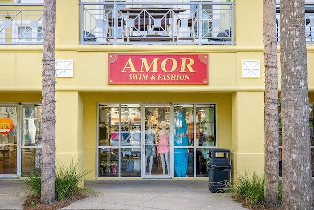 view of exterior entry featuring stucco siding