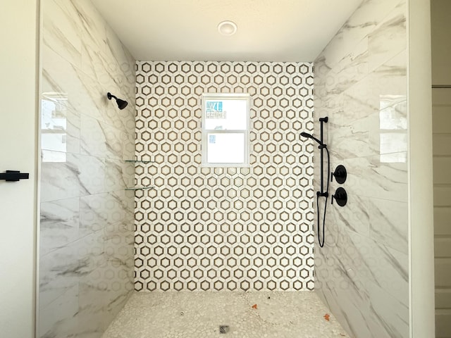 bathroom featuring a tile shower