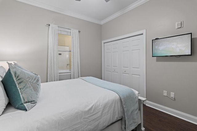 bedroom with dark wood-style floors, a closet, ornamental molding, ceiling fan, and baseboards