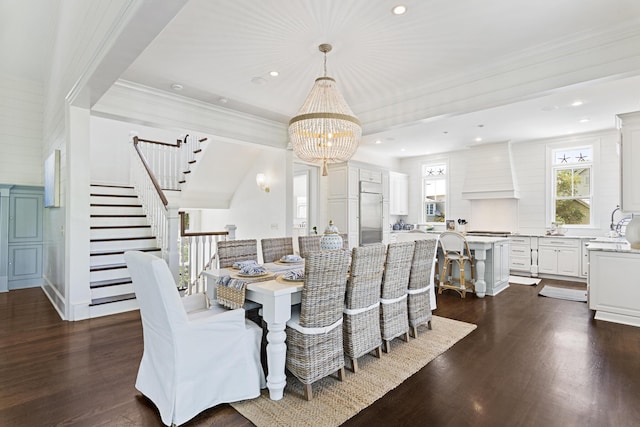 dining room featuring crown molding, dark hardwood / wood-style floors, sink, and a notable chandelier