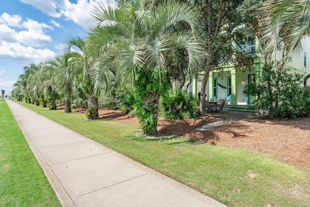 view of home's community featuring a lawn