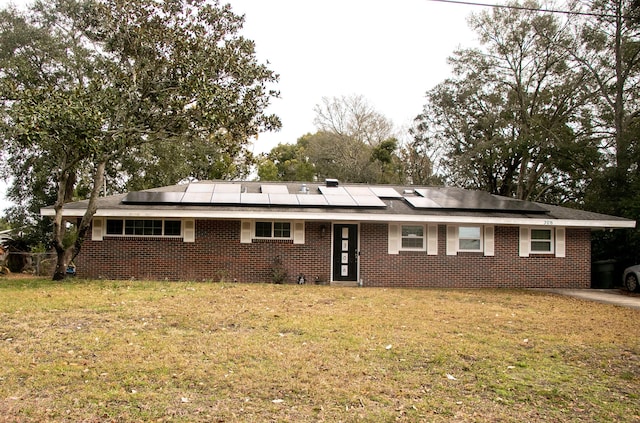 single story home featuring a front lawn