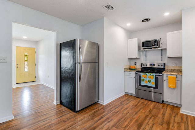 kitchen with visible vents, stainless steel appliances, and dark wood-style flooring