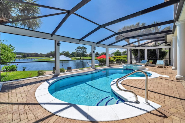 view of pool with an in ground hot tub, a water view, a patio, and a lanai