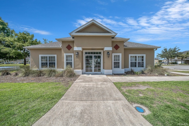 view of front of property featuring a front lawn