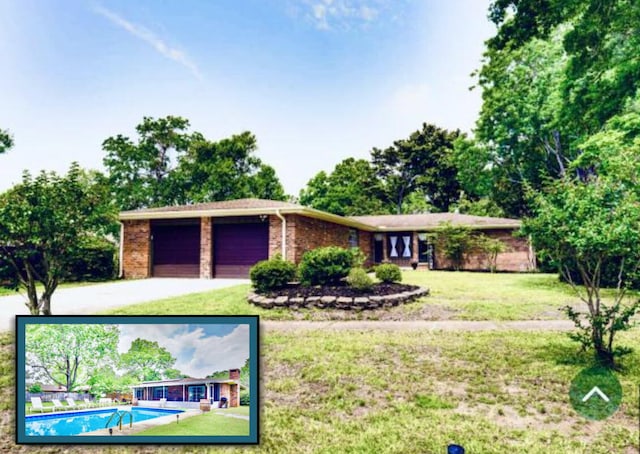 view of front facade with a garage and a front yard