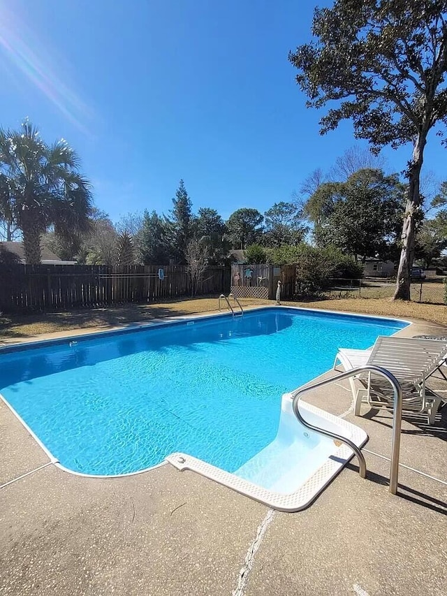 view of swimming pool