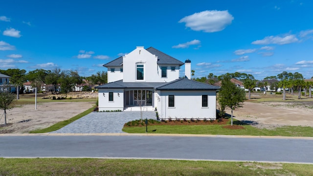 view of front of home featuring a front yard