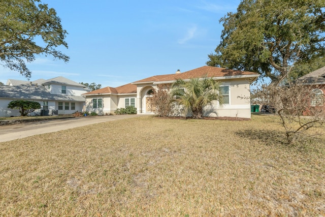 view of front facade featuring a front lawn