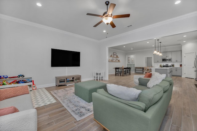 living room featuring light wood finished floors, recessed lighting, visible vents, baseboards, and ceiling fan with notable chandelier