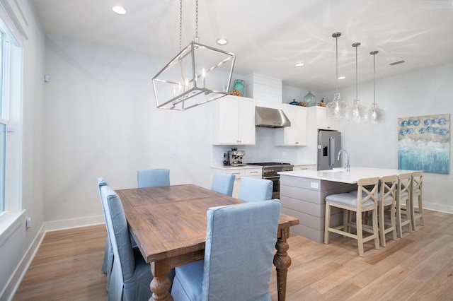 dining space featuring recessed lighting, visible vents, baseboards, and light wood-style flooring