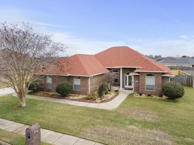 single story home with a front lawn