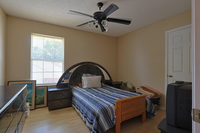 5205 Whitehurst Ln, Crestview, FL 32536 - bedroom featuring a textured ceiling, light wood-style floors, and a ceiling fan