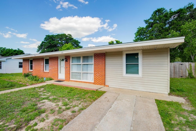 single story home featuring a front lawn