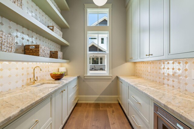 215 Buddy St, Santa Rosa Beach, FL 32459 - bar featuring a sink, baseboards, light wood-type flooring, and decorative backsplash