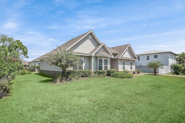 view of front of home featuring a front lawn and roof with shingles