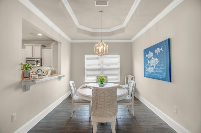 dining room with an inviting chandelier, baseboards, visible vents, and dark wood-style flooring