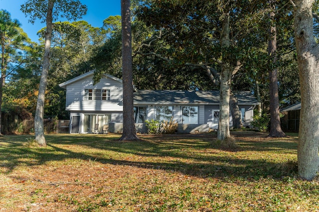 split level home featuring a front yard