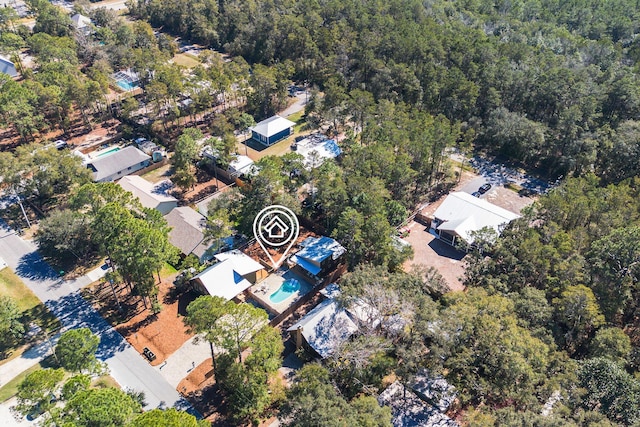 birds eye view of property featuring a forest view