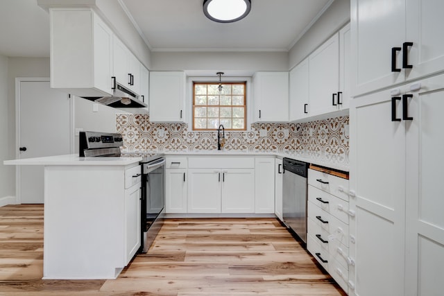 kitchen featuring stainless steel appliances, light wood-style flooring, ornamental molding, white cabinetry, and a sink