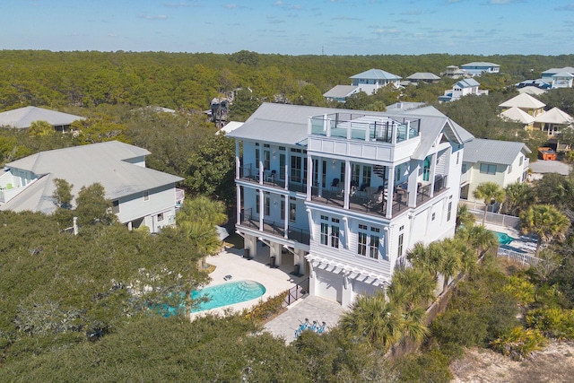 bird's eye view featuring a wooded view