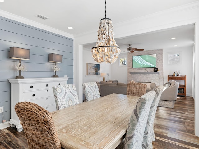 dining room with crown molding, recessed lighting, visible vents, dark wood-type flooring, and baseboards