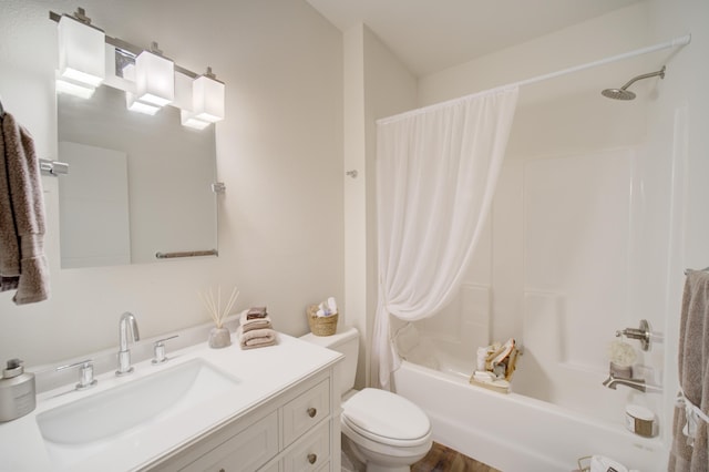 full bath with shower / tub combo with curtain, vanity, and toilet