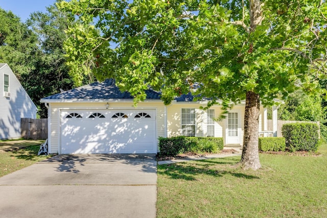 view of front of property featuring a front lawn