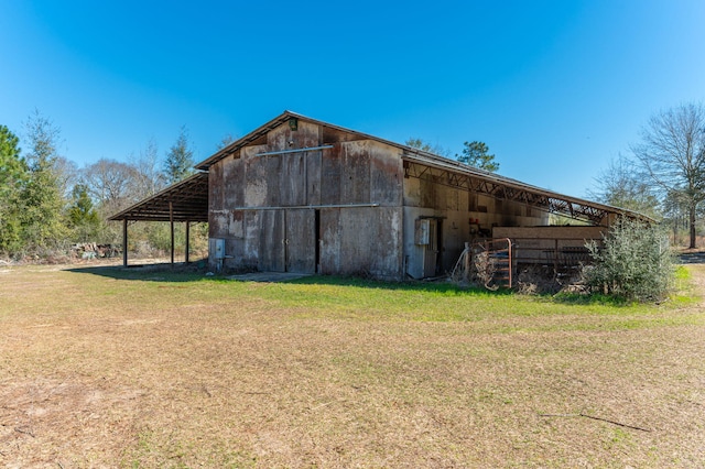 view of barn featuring a yard