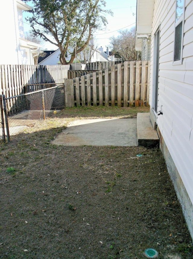 view of yard featuring a patio