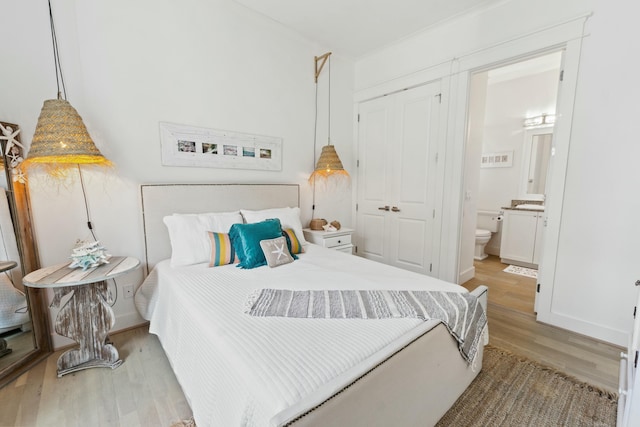 125 Gulfview Cir, Santa Rosa Beach, FL 32459 - bedroom with light hardwood / wood-style flooring, a closet, and ensuite bathroom