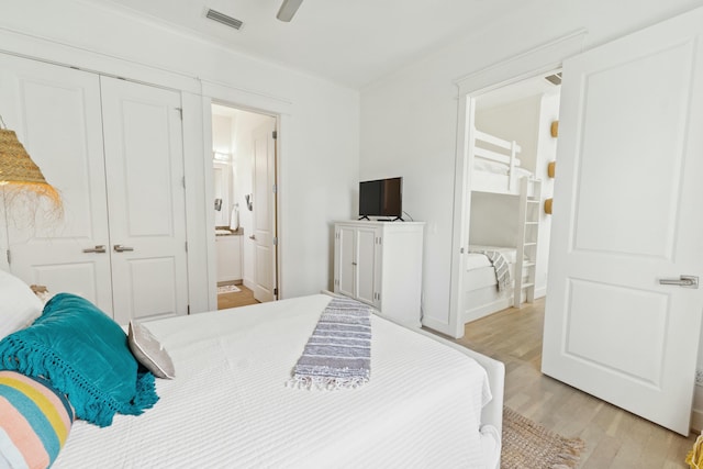 125 Gulfview Cir, Santa Rosa Beach, FL 32459 - bedroom with ceiling fan, light hardwood / wood-style floors, ensuite bath, and a closet