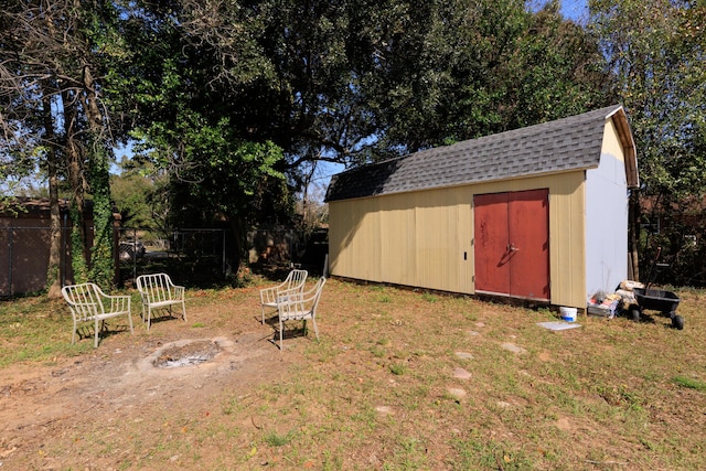 view of yard with a shed