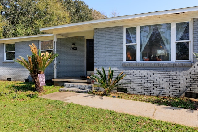 ranch-style house featuring a front lawn